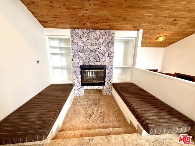 Building Photo - 10827 Pacific View Dr
