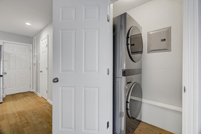 Building Photo - 424 15th St