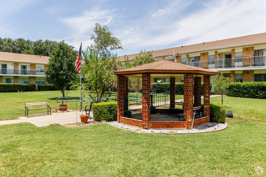 Apple Courtyard - Forest Dale Apartments Utilities Included!