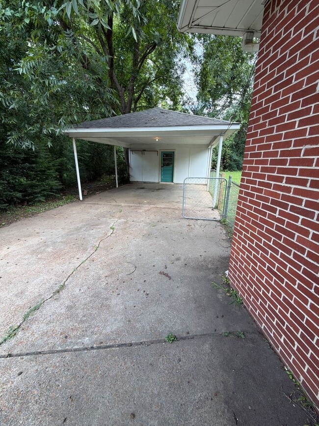Building Photo - 781 Westwood Ave