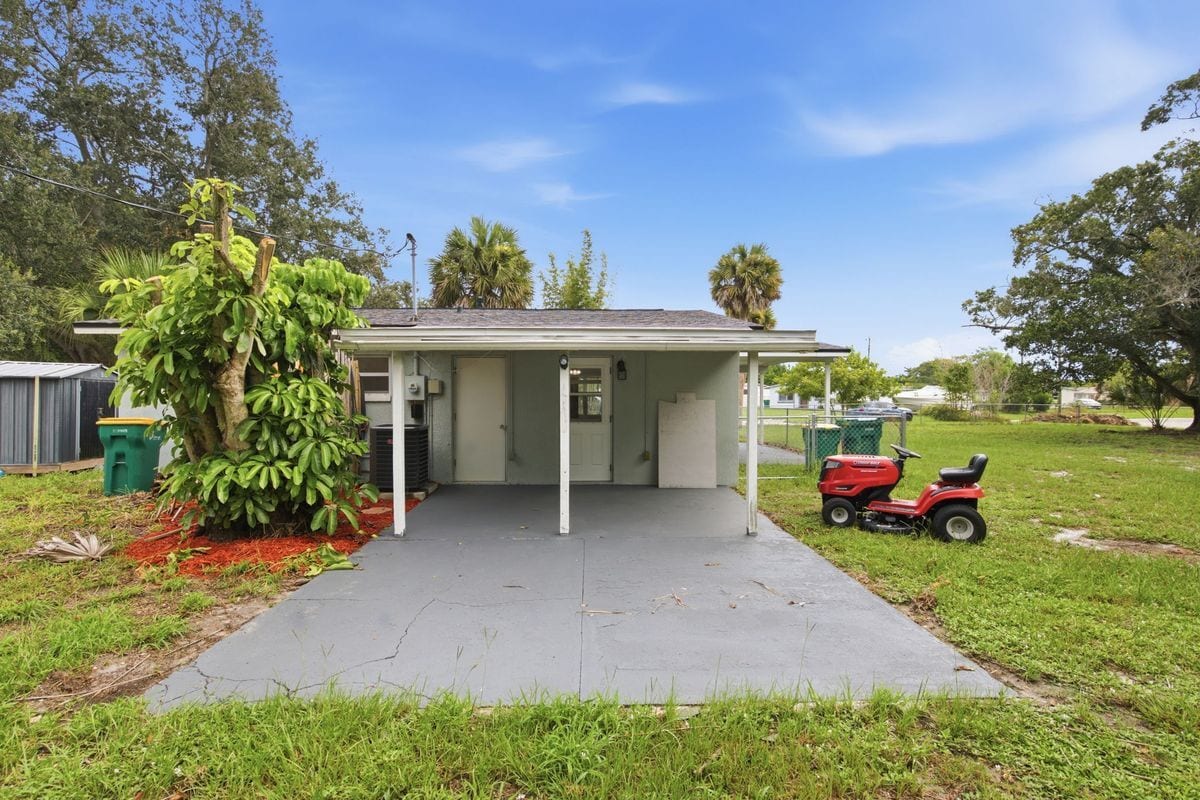Building Photo - 2267 Robinhood Dr