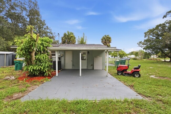Building Photo - 2267 Robinhood Dr