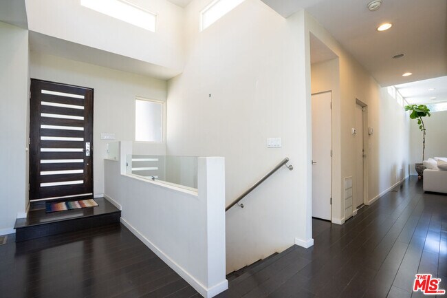 Building Photo - 3865 Buena Park Dr