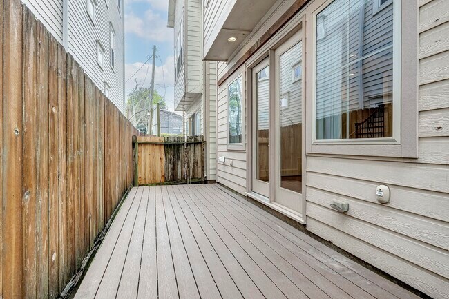 Building Photo - 931 W 23rd St