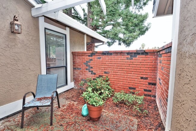 Building Photo - Beautiful corner halfplex available now for rent!