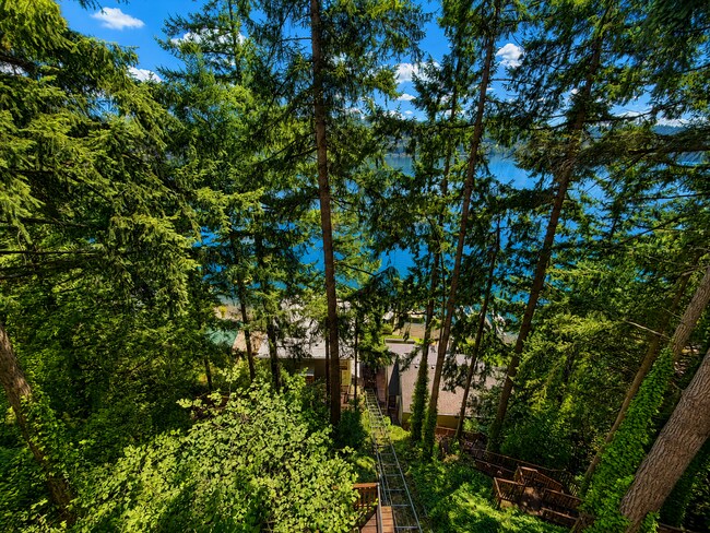 Building Photo - Elevated 2-Bedroom Home with Lake Sammamish Views