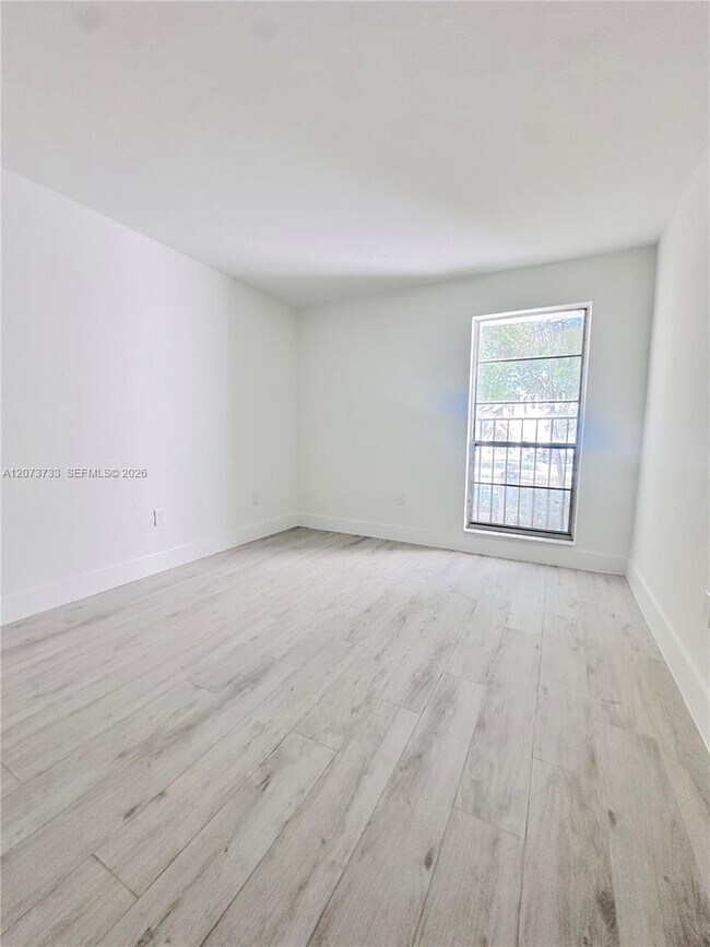 Building Photo - 6890 N Kendall Dr