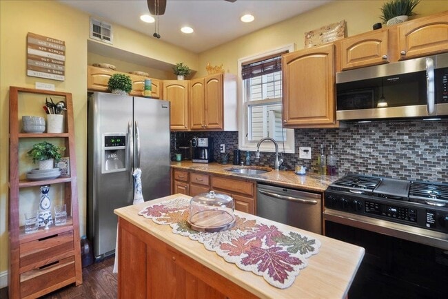 Building Photo - 252 Grace Ave