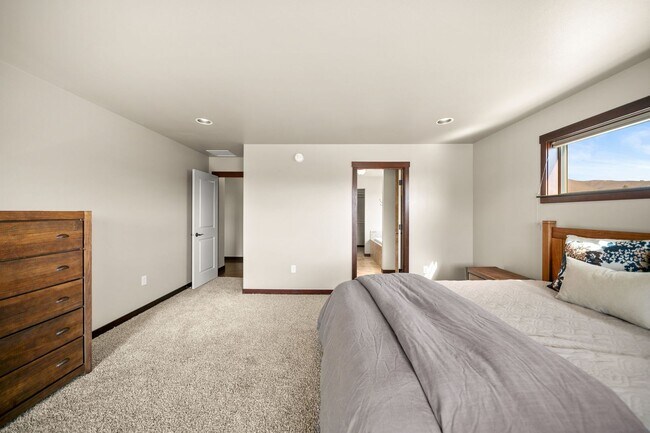 Building Photo - 229 Sun Valley Dr