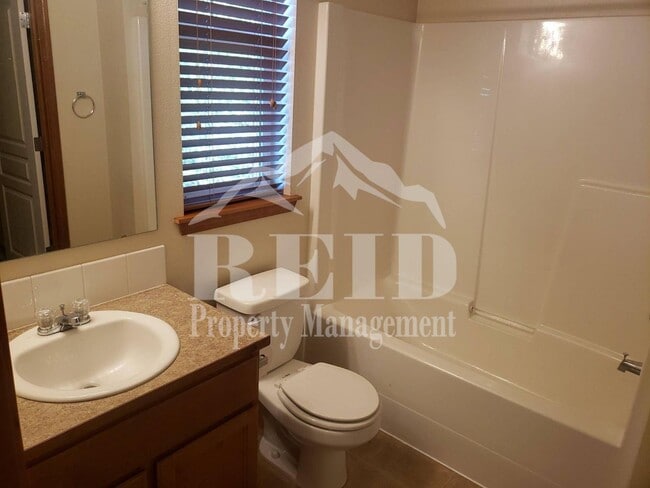 Building Photo - Central Valley Area - 2 Story Townhome 3Bed 2.5Bath