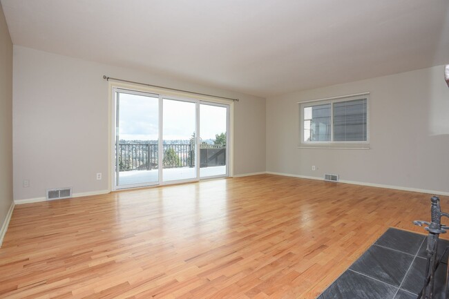 Building Photo - Spacious and Updated 4 Bedroom with Stunni...