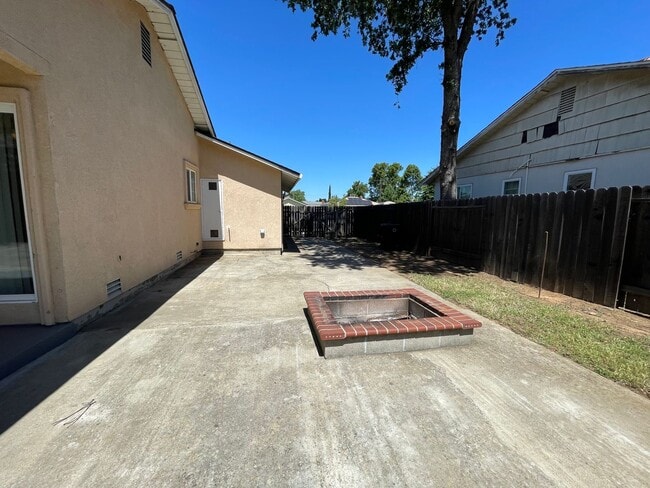 Building Photo - Single Story 3 Bedroom, 2 Bath Single Story Home with Huge Backyard!