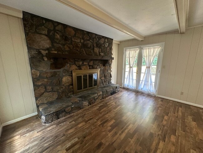 Building Photo - 927 Pinecliff Dr