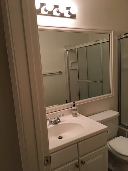 Building Photo - 1111 Maxwell Ave #123