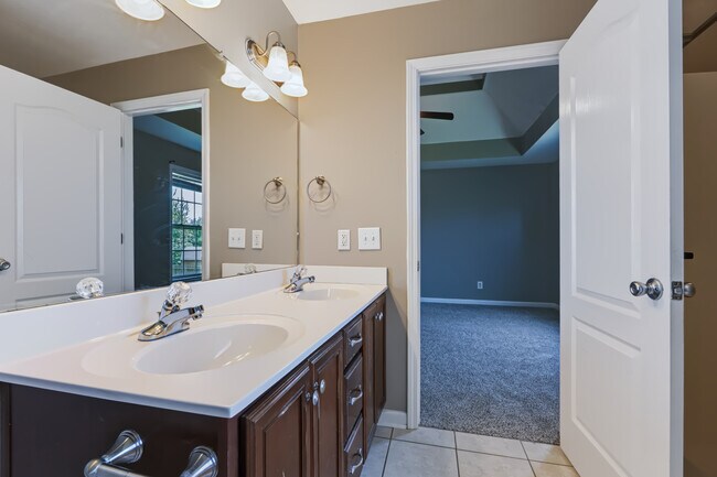 Building Photo - Flagstone Drive