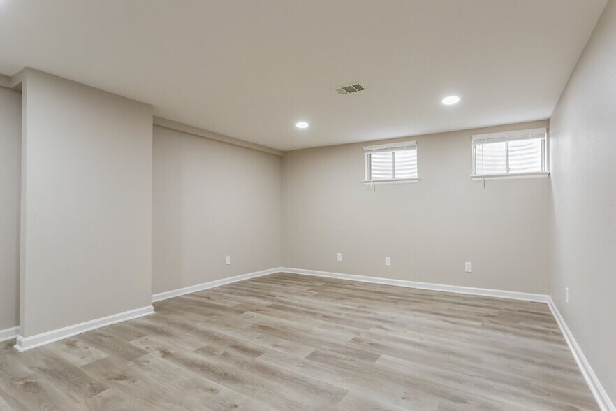 Building Photo - 19690 E Bates Dr