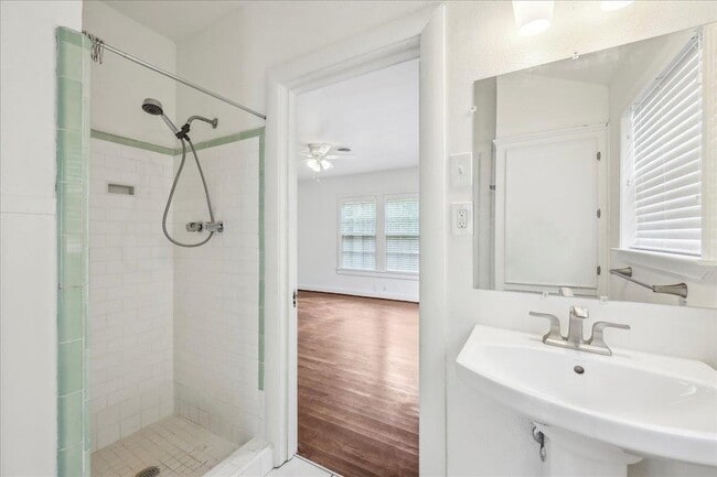 Building Photo - 2565 Harrison Ave