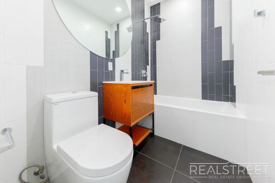 Building Photo - Luxury 2 BR in Bushwick with Roof Deck!