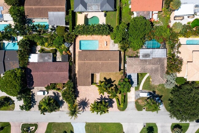 Building Photo - 1633 SE 5th Ct