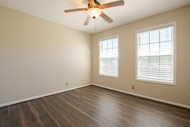 Building Photo - Pet Friendly Three Bedroom with Bonus!