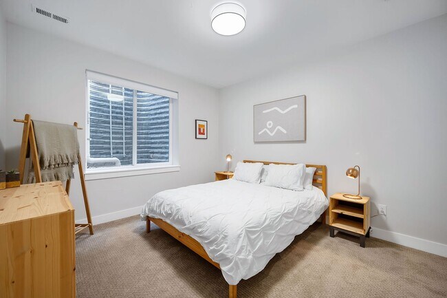 Building Photo - Modern 4BD, 4BA Home With 2-Car Garage, On...