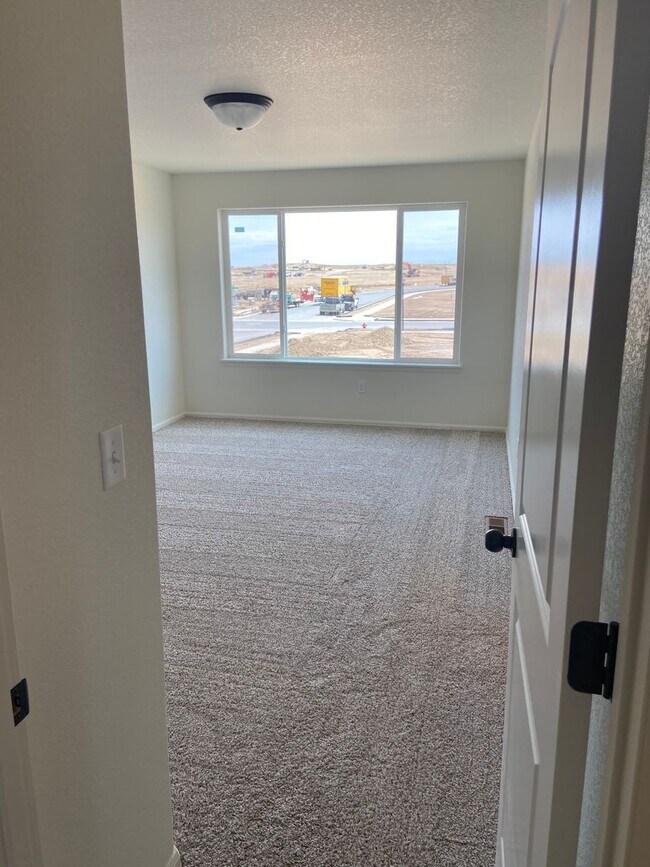 Building Photo - 3 bedroom, 3 bath home in Raindance Community.