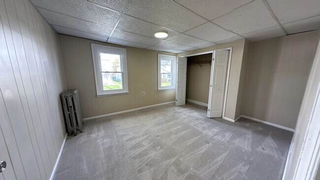 Building Photo - MOVE IN READY - 3 Bedroom 1 1/2 Bath Twin ...