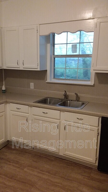 Building Photo - 200 9th Ct W