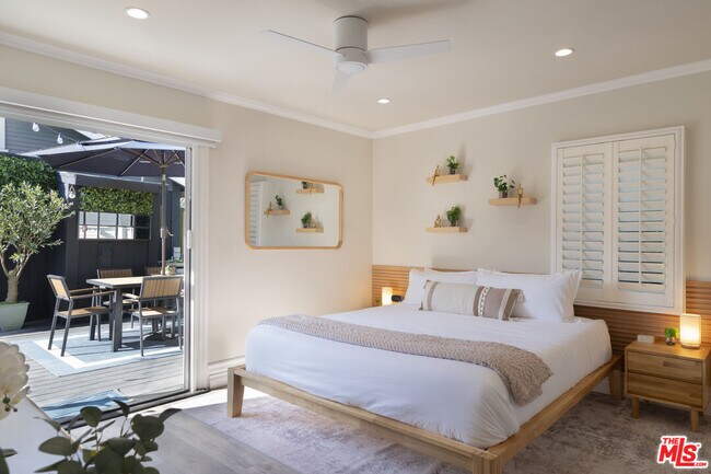 Building Photo - 725 N Harvard Blvd