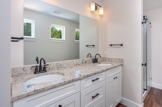 Master Bath with double sinks - 1205 Fuller St