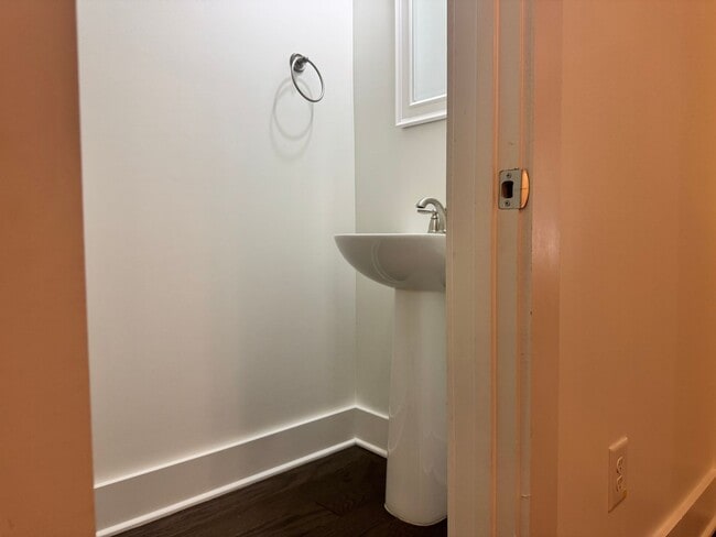 Building Photo - Beautiful 3BR Townhome in Franklin