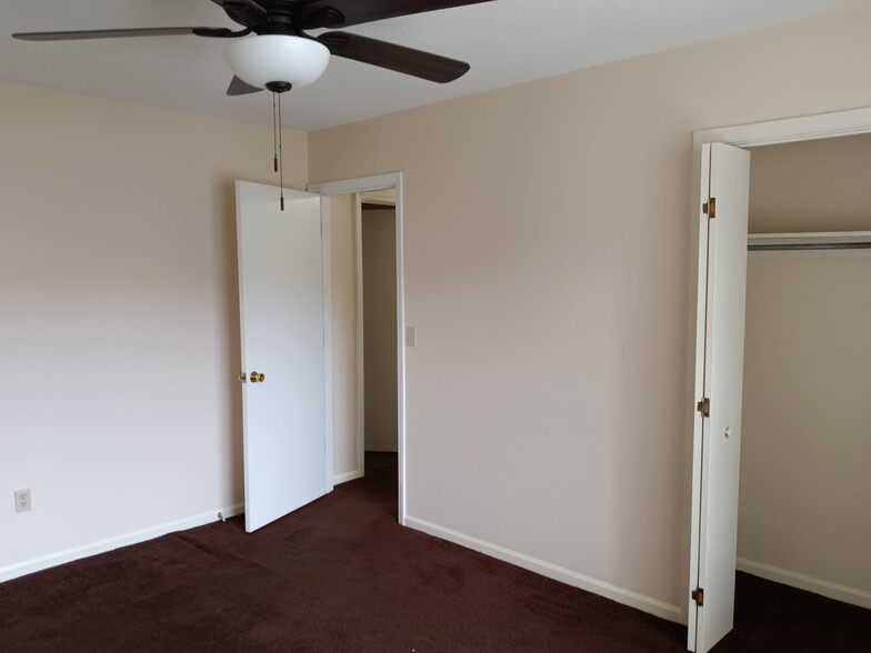 1st bedroom - 4725 Bayfield Dr