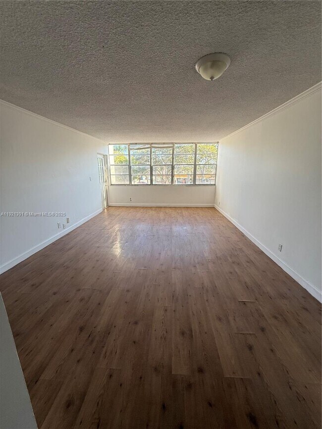 Building Photo - 2025 NE 164th St