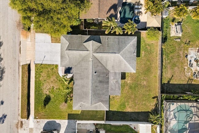 Building Photo - 13923 Brewster Dr