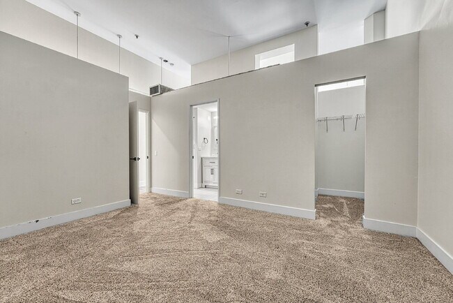 Building Photo - $1,550.00, 1 bed1 bath Updated Condo located in the heart of Denver