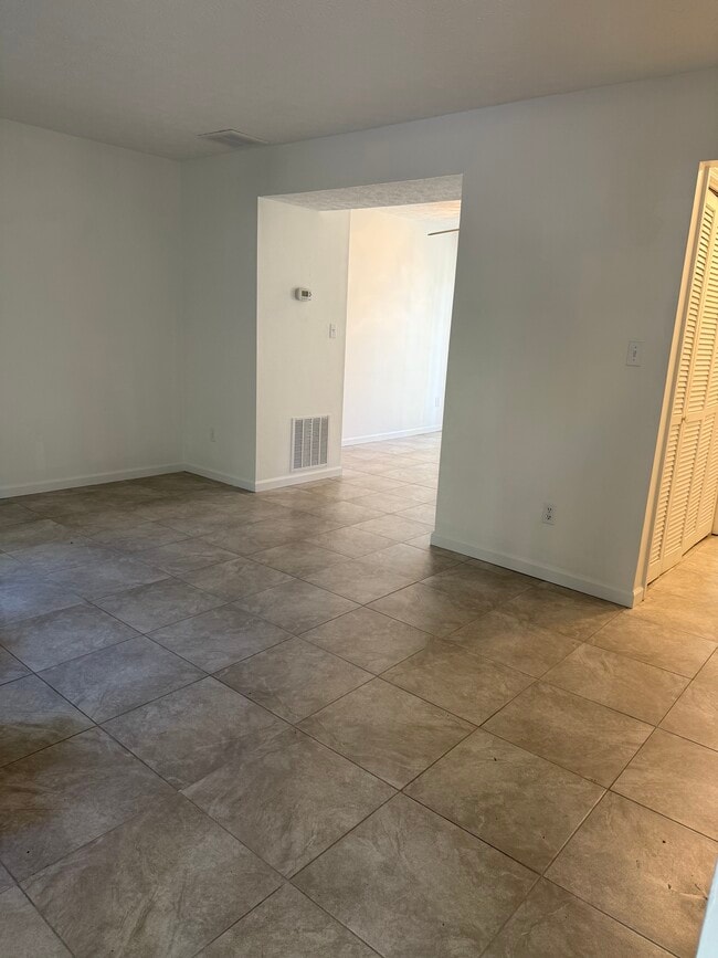 Building Photo - 727 6th Ave S