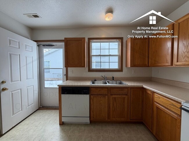 Building Photo - Gates Boulevard 2629–2631 Duplex