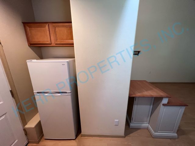 Building Photo - 1 Bd / 1.5 Bth - Skylight - Gas Fireplace ...