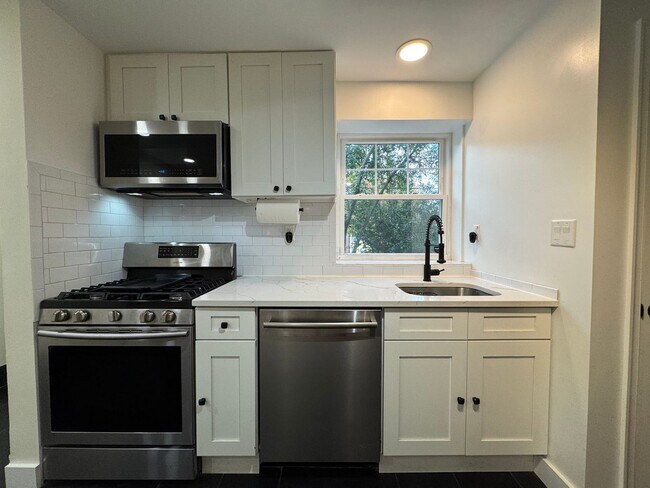 Building Photo - Stylish 3 Bed 1 Bath Townhome With A Fence...