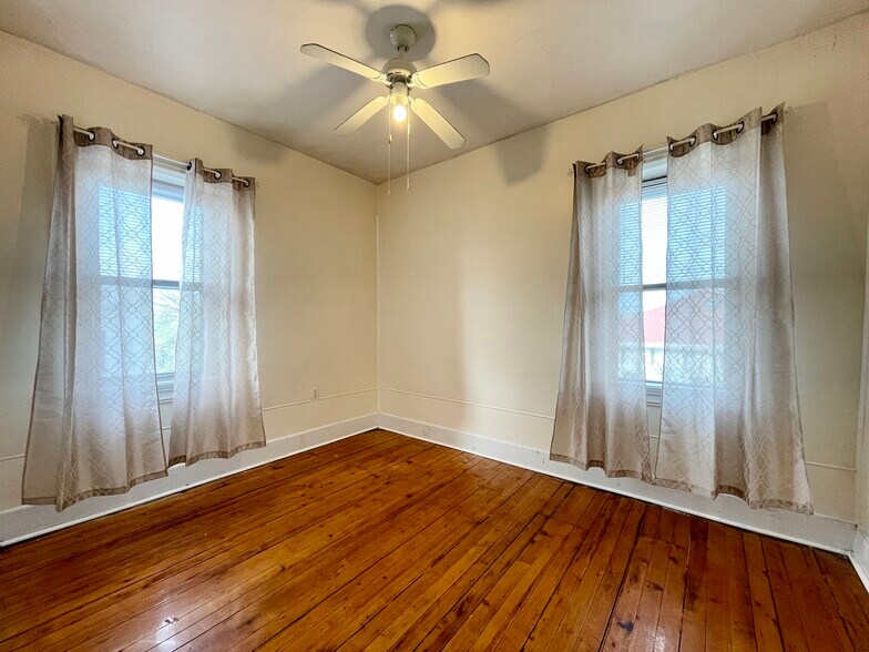 Building Photo - 124 Almy St