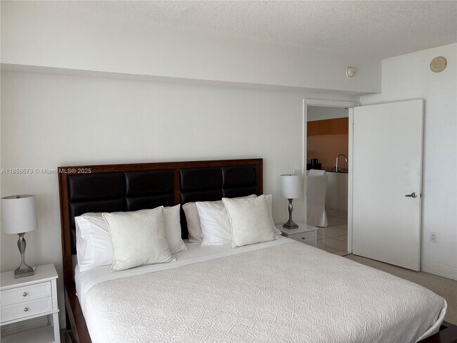 Building Photo - 1750 N Bayshore Dr