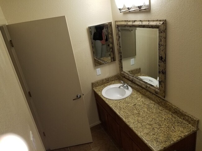 Building Photo - Upgraded West-Flagstaff Condo in the Arbors - 2 Bed, 2 Bath - NO Students & NO Pets! - Avail. NOW!!