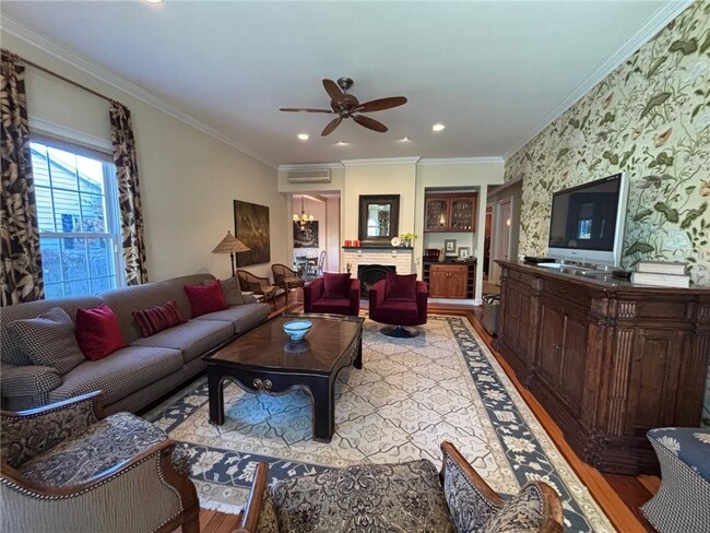 Building Photo - 8 Cottage St