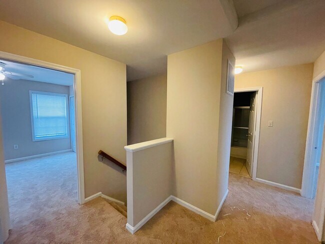 Building Photo - STAFFORD HOME - LARGE 5 BEDROOMS!