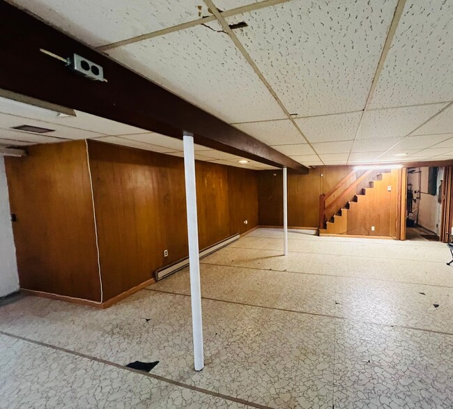 Building Photo - 3 bedroom 1 bath rancher with full basement