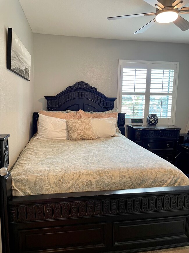 Building Photo - Spacious 3 Bedroom 2.5 Bath Townhouse in C...