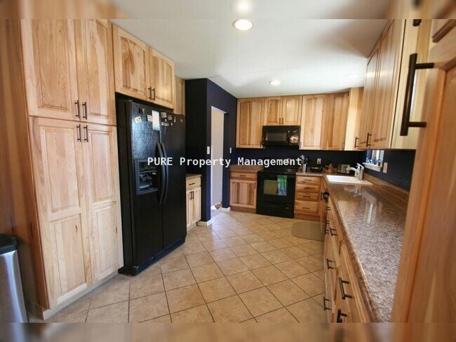 Building Photo - 3 Bed/2 Bath Ranch Home on Large Lot with Oversized Garage