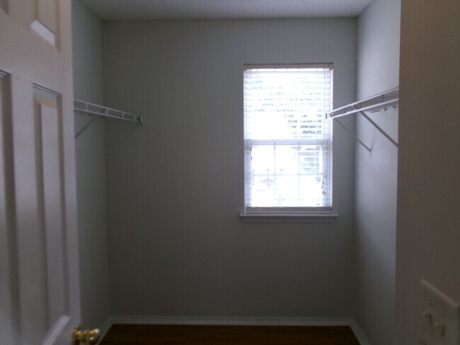 Building Photo - 3 bedroom, 2.5 bath home located in Bellegrove Preserve