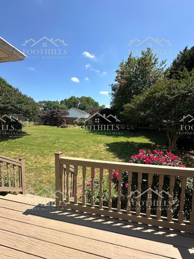Building Photo - Stylish and Spacious 4-Bed Home with Scree...