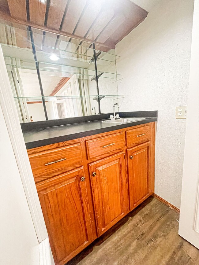 Building Photo - 3 Bed 2 Bath in OKC!